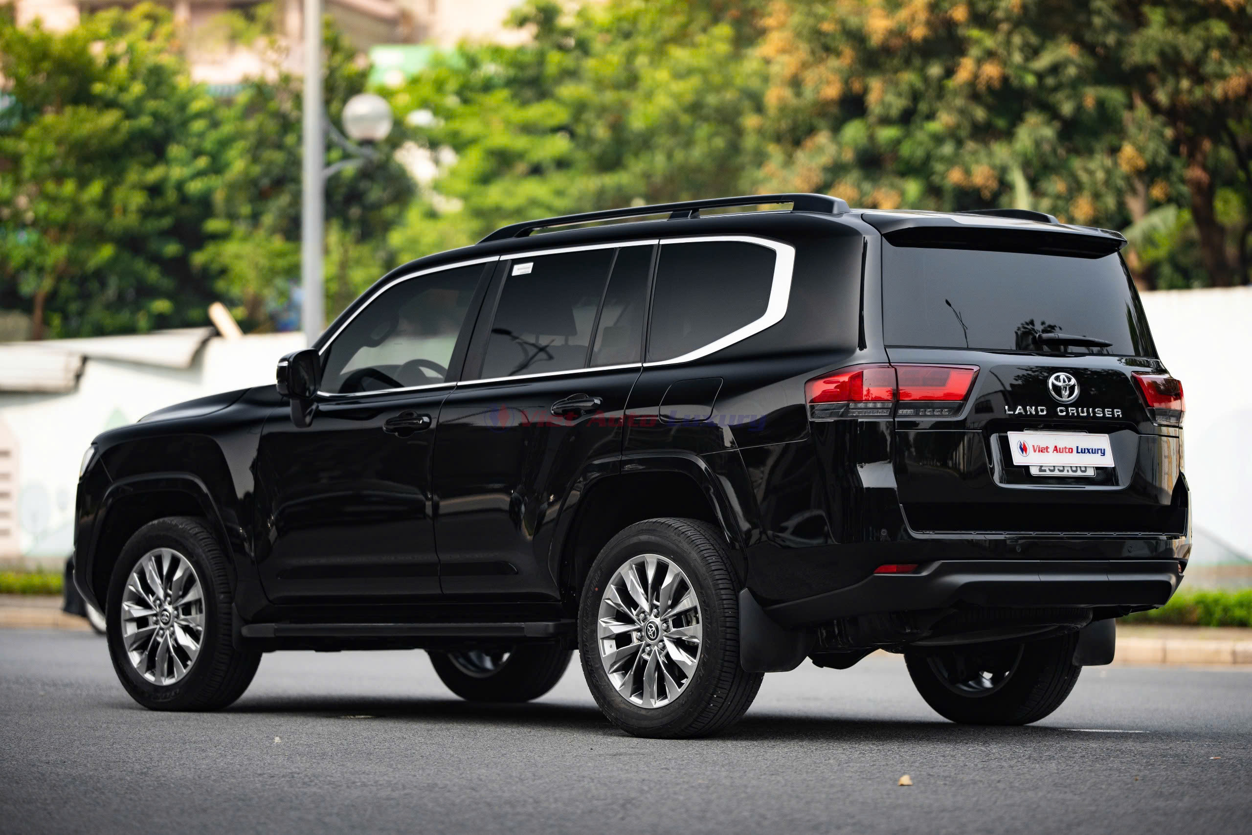 Toyota Land Cruiser LC300 2024